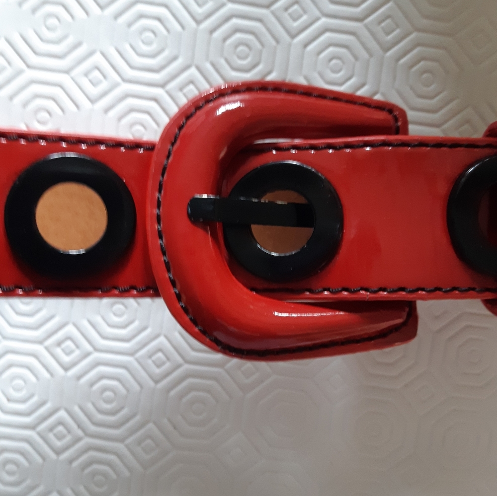 2/25$***Red patent faux leather grommet nelt